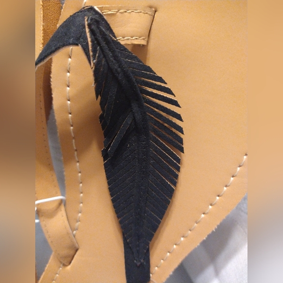 Flip Flop Sandals New Tan with Black Feather Size 9 - Picture 2 of 6